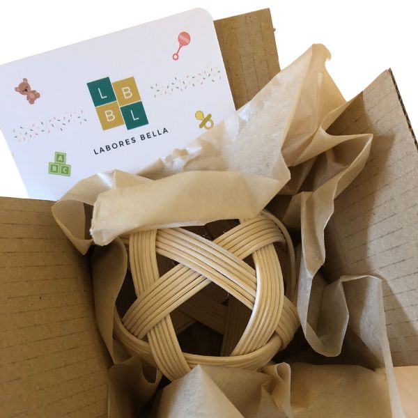 Una bola de hilo en una caja de cartón, un bordado a punto cruzado por Anna y Elena Balbusso, ganadora del concurso de Pinterest, ensamblaje, ganadora del concurso, wimmelbilder, tesseract.