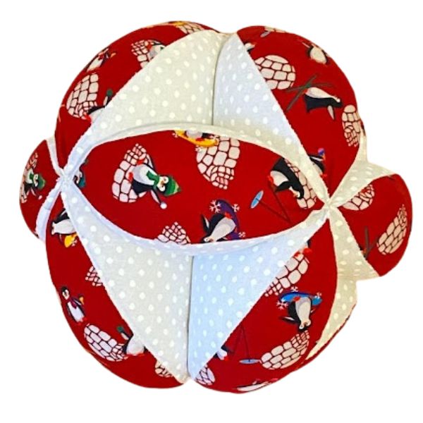 Una bola roja con lunares blancos, un rompecabezas de Toss Woollaston, ganador de un concurso de Pinterest, movimiento de artes y manualidades, patrón repetitivo, hecho de cuentas y lana, con imaginación.