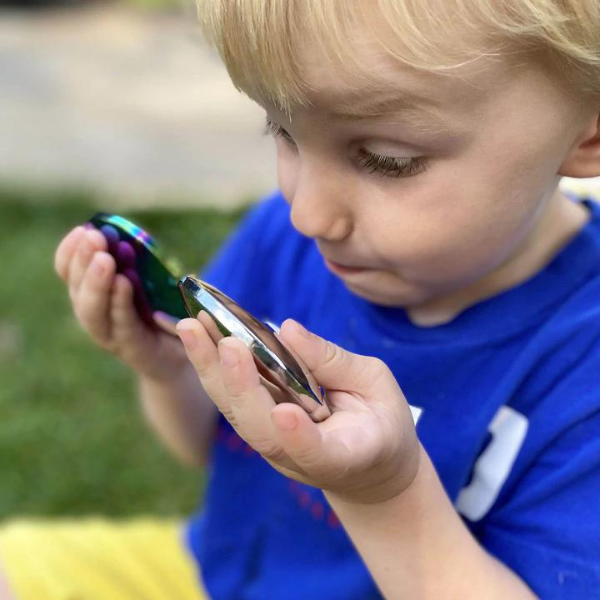 Un pequeño niño que sostiene un teléfono celular, una foto de stock de Isobelle Ann Dods-Withers, ganador del concurso de Instagram, neo-fauvismo, enfoque nítido, trazado de rayos, fotografía macro.