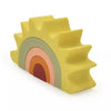 Un juguete amarillo con un arcoíris en la parte superior, una escultura abstracta de Lynda Benglis, tendencia en zbrush central, precisionismo, hecho de goma, hecho de queso, modelado de superficie dura.