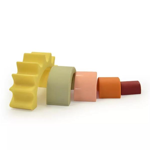 Una fila de objetos de plástico de diferentes colores sobre un fondo blanco, una escultura abstracta de John Nelson Battenberg, ganador de un concurso de Pinterest, plasticien, hecho de goma, esqueomórfico, ortogonal.
