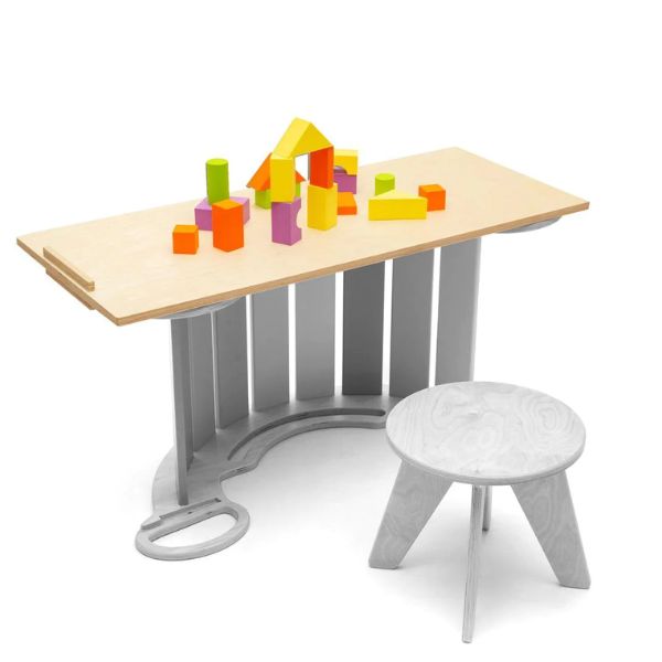Una mesa con un taburete y una encimera con bloques de colores encima, una escultura abstracta de Rube Goldberg, Polycount, De Stijl, Vray, Trazado de Vray, Composición Dinámica.