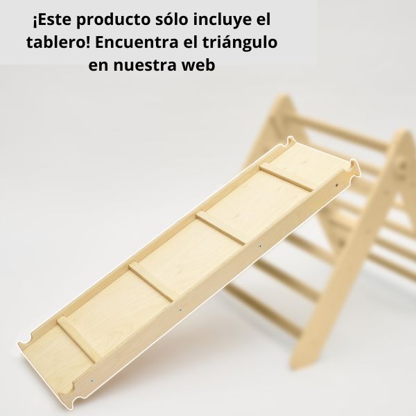 Una estantería de madera con una escalera adjunta, una renderización 3D de Verónica Ruiz de Velasco en Artstation, cubo-futurismo, paralaje, composición dinámica, angular.