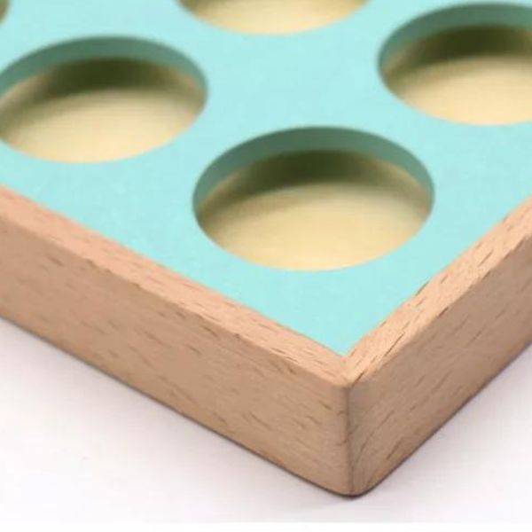 Una imagen de cerca de una caja de madera con agujeros, un pastel de Karl Gerstner, en tendencia en Pinterest, postminimalismo, pixel perfecto, isométrico, trypophobia.