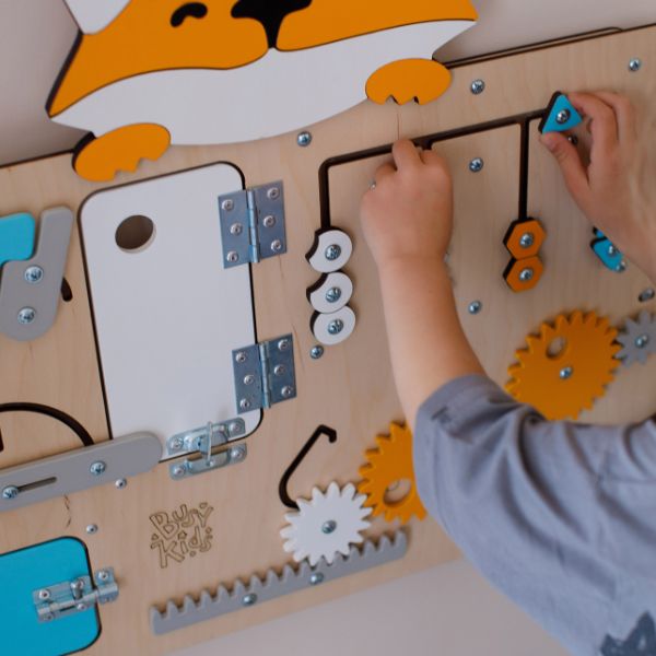 Un niño está jugando con un juguete de madera, un rompecabezas de Rube Goldberg, destacado en dribble, arte cinético, adafruit, circuitos, hecho de cartón.