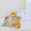 Un juguete de madera de un zorro en una cama, una pantalla de seda de Lydia Field Emmet, presentada en dribble, movimiento de artes y artesanías, hecho de cartón, Adafruit, Pixiv.