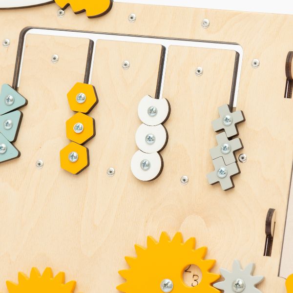 Una imagen de cerca de un tablero de madera con diferentes formas y tamaños, un rompecabezas de Rube Goldberg, presentado en dribble, arte cinético, circuitos, patrón repetitivo, adafruit.