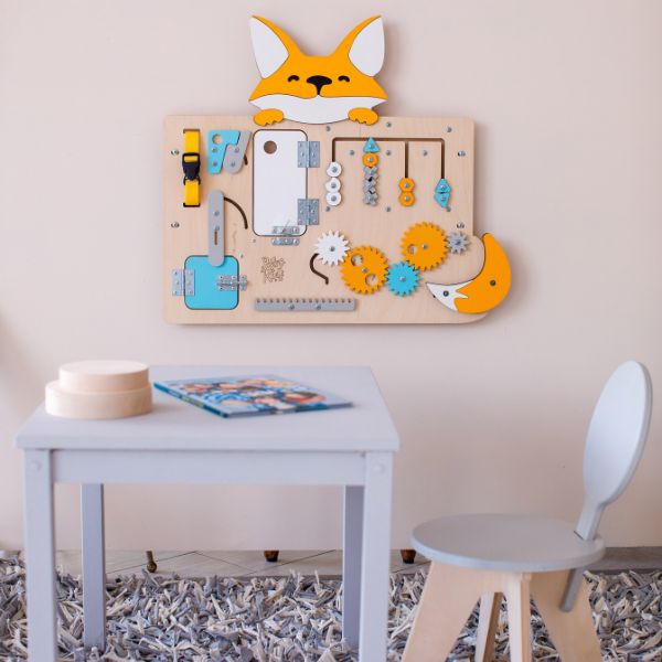 Una mesa y silla infantiles en una habitación, un rompecabezas de Lydia Field Emmet, tendencia en Pinterest, arte cinético, hecho de cartón, Adafruit, circuitos.