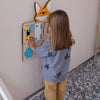 Una niña pequeña jugando con un tablero magnético, un rompecabezas de Florence Engelbach, destacado en dribble, arte interactivo, arte de juegos 2D, adafruit, circuitos.
