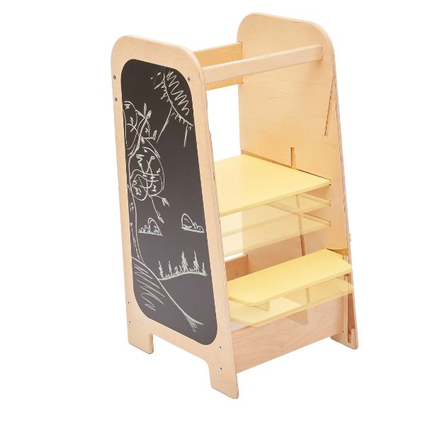 Una escalera de madera con una pizarra en él, el dibujo de un niño por Ulrika Pasch, ganador del concurso de Pinterest, movimiento de artes y manualidades, dibujo de un niño, caprichoso, hecho de hierro forjado.