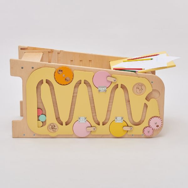 Un juguete de madera con un montón de botones, una escultura abstracta por Rube Goldberg, tendencia en behance, movimiento artesano, wimmelbilder, hecho de cartón, skeuomórfico.