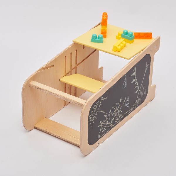Una mesa de madera con un pizarrón y un pizarrón adjunto, una escultura abstracta de Toyen, presentada en dribble, movimiento de artesanía, behance hd, dibujo de un niño, diorama.