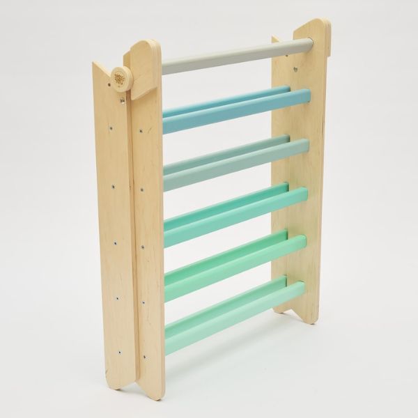 Una estantería de madera con tubos de plástico verde y azul, una renderización 3D de Juriaen van Streeck, tendencia en Pinterest, arte cinético, transfer de color, paralaje, filtro Sabattier.