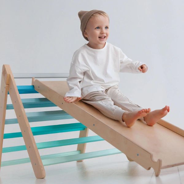 Un bebé está sentado en un banco de madera, un pastel de Ulrika Pasch, destacado en dribble, movimiento kitsch, ortogonal, behance hd, wimmelbilder.
