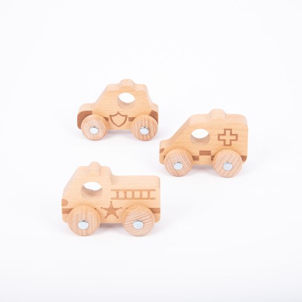 Tres carritos de madera sobre un fondo blanco, un rompecabezas de Toyen, presentado en dribble, toyismo, arte de juego 2D, hecho de cartón, profundidad de campo poca.