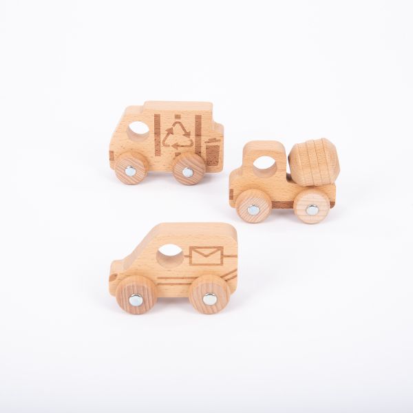 Tres camiones de juguete de madera sobre un fondo blanco, un render 3D por Matthias Weischer, presentado en dribble, nueva objetividad, hecho de cartón, adafruit, angular.