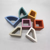 Un grupo de pequeños objetos de plástico sentados sobre una mesa, una escultura abstracta de Sophie Taeuber-Arp, Behance, arte concreto, ortogonal, isométrico, angular.