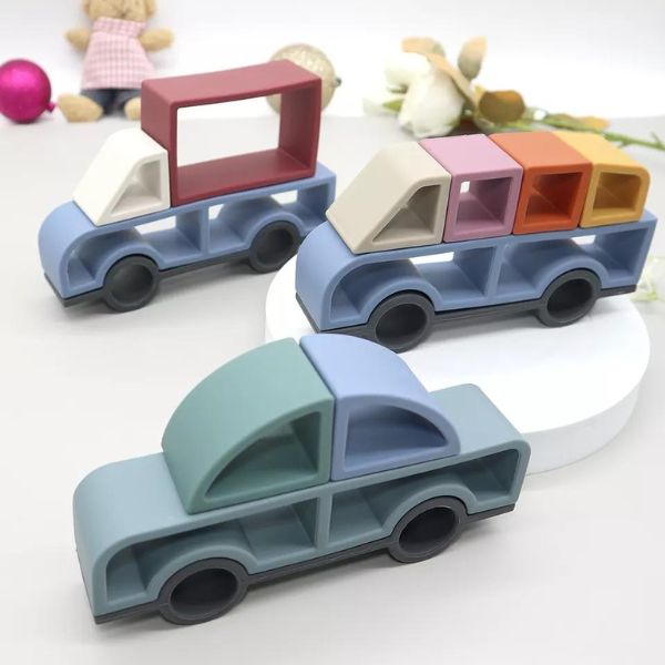 Un par de coches de juguete sentados en la parte superior de una mesa, una renderización 3D por Toyen, ganador del concurso de Pinterest, panfuturismo, hecho de goma, hecho de cartón, hecho de plástico.