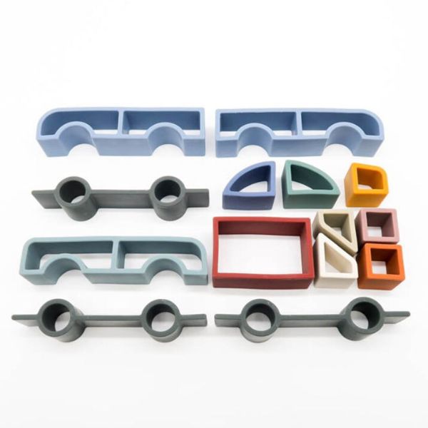 Un grupo de objetos de plástico de diferentes colores sobre una superficie blanca, una escultura abstracta de Louise Nevelson, ganador del concurso de Instagram, constructivismo modular, hecho de goma, ortogonal, hecho de plástico.