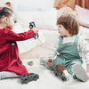 Dos niñas pequeñas jugando con juguetes en el suelo, una escultura abstracta de Puru, destacada en dribble, constructivismo, constructivismo, patrón repetitivo, fotografía de stock.