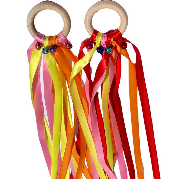 Una pareja de anillos de madera con cintas adjuntas a ellos, una escultura abstracta por Mary Callery, ganadora del concurso de Pinterest, movimiento kitsch, hecha de cuentas y lana, colores vibrantes, colores vívidos.