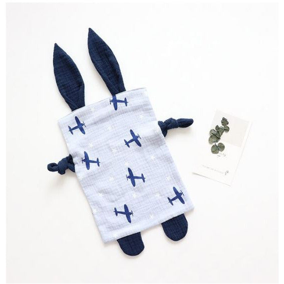 Una bolsa de conejo azul y blanco junto a una etiqueta, un punto de cruz de Annabel Kidston, tendencia en Pinterest, movimiento de artesanía, caprichoso, cianotipo, plano.