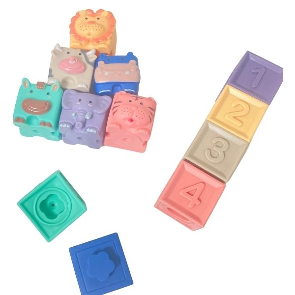 Un grupo de juguetes que están sentados en una mesa, un rompecabezas de Toyen, Polycount, Plasticien, hecho de plástico, hecho de goma, Furaffinity.