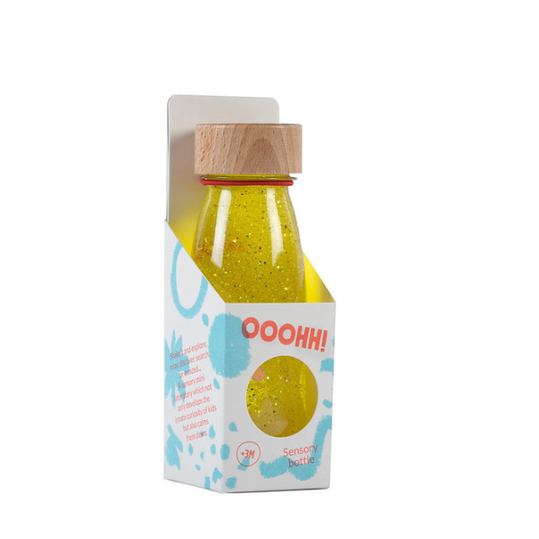 Una botella de líquido amarillo con una tapa de madera, una renderización 3D de Coppo di Marcovaldo, destacada en dribble, fluxus, caprichoso, tricofobia, fotoilustración.