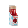 Una botella de líquido rojo con una tapa de madera, una foto de stock de An Gyeon, destacada en dribble, fluxus, trypophobia, transferencia de tinta y caprichosa.