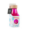 Una botella de líquido rosado con una tapa de madera, una representación 3D por An Gyeon, presentada en dribble, prensa privada, chillwave, behance hd, velvia.
