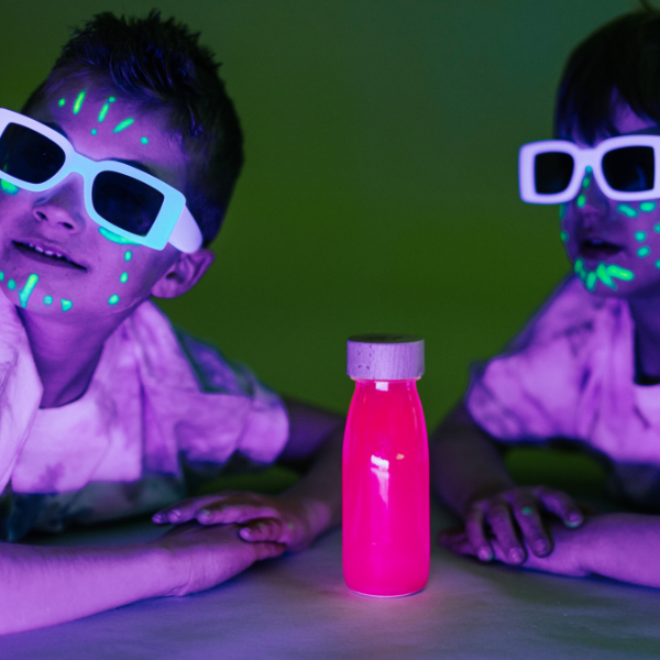 Un par de niños sentados uno al lado del otro, un holograma de Évariste Vital Luminais, que se destaca en dribble, holografía, bioluminiscencia, luminiscencia, iluminación volumétrica.
