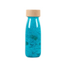 Una botella de vidrio azul con una tapa de madera, una renderización 3D por An Gyeon, ganador del concurso de Unsplash, Fluxus, brillo, Seapunk, hecho de cristales.