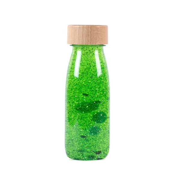 Una botella verde con una tapa de madera sobre un fondo blanco, una renderización 3D de An Gyeon, ganador del concurso de Unsplash, fluxus, brillo, tricofobia, iridiscente.