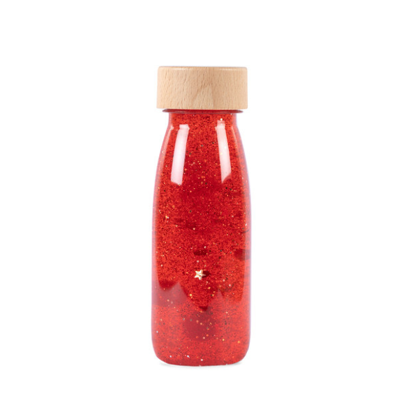 Una botella de brillo rojo sobre un fondo blanco, un render 3D de Kusama, ganadora del concurso de Unsplash, Fluxus, brillo, Redshift, hecha de cristales.