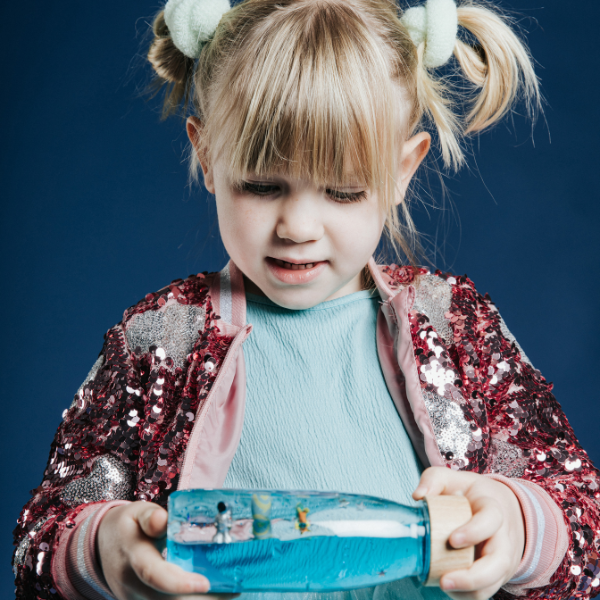 Una pequeña niña sosteniendo un cepillo de dientes en sus manos, un holograma de Ottilie Maclaren Wallace, destacado en cg society, holografía, fotografía de estudio, adafruit, seapunk.