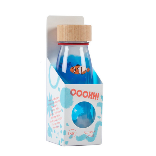 Una botella de líquido azul con una tapa de madera, una renderización 3D por Coppo di Marcovaldo, ganador del concurso de Behance, plasticien, lente fisheye, seapunk, Behance HD.
