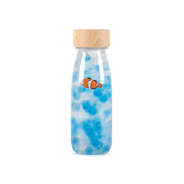 Una botella de vidrio llena de líquido azul y un pez naranja, una foto de stock de Pixar, ganador del concurso de Unsplash, arte ecológico, seapunk, lomo, foto de stock.