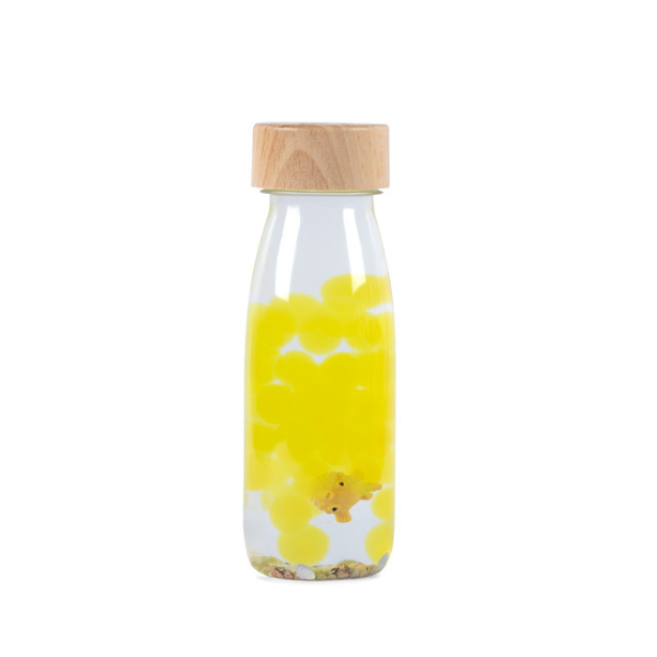 Una botella de vidrio llena de líquido amarillo, una foto de stock por An Gyeon, ganador del concurso de Unsplash, Fluxus, hecha de flores, foto de stock, lomo.