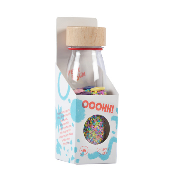 Una botella de chispas con una tapa de madera, una renderización 3D por Yayoi Kusama, destacada en dribble, maximalismo, trifobia, caprichoso, adafruit.