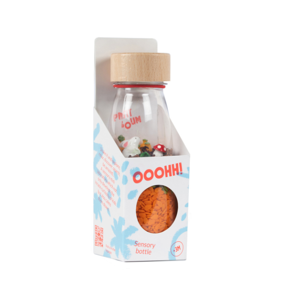 Una botella de ositos de goma sentado dentro de una caja, una renderización 3D por An Gyeon, presentado en dribble, movimiento kitsch, adafruit, diorama, vray.