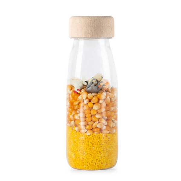 Una jarra de vidrio llena de maíz y otros alimentos, una foto de stock por Giorgio Morandi, presentada en dribble, mingei, pixel perfect, hecha de plástico, trypophobia.