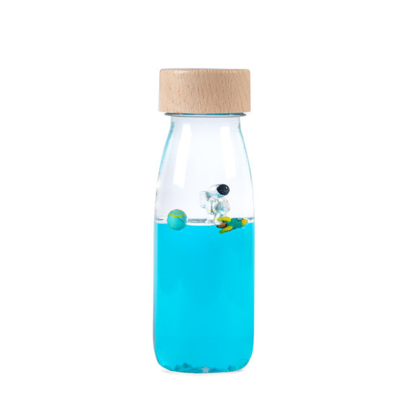 Una botella de vidrio llena de líquido azul, una foto de stock de An Gyeon, destacada en dribble, fluxus, bioluminiscencia, foto de stock, fotografía de stock.