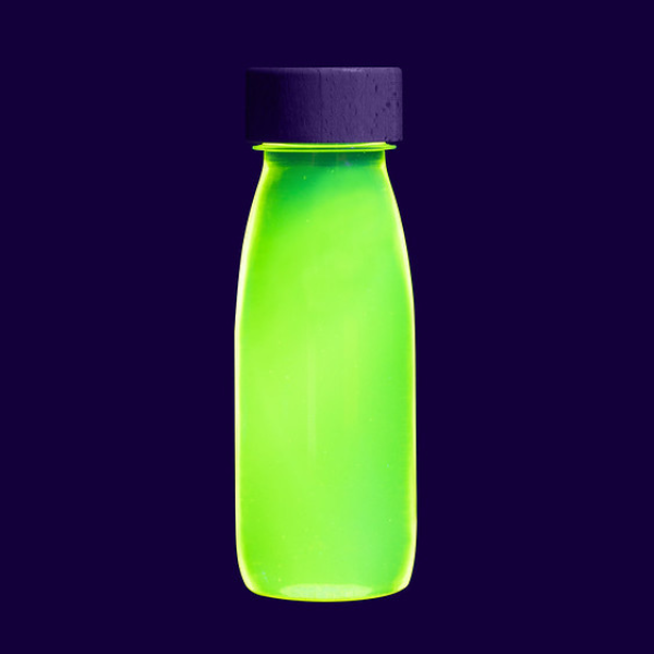 Una botella de plástico de color verde neón con una tapa negra, una foto de stock de Marina Abramović, destacada en dribble, minimalismo, bioluminiscencia, iridiscencia, minimalista.