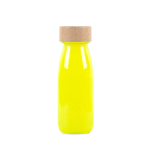 Una botella amarilla con una tapa de madera sobre un fondo blanco, una representación 3D de An Gyeon, destacada en Dribble, plástico, luminescencia, iridiscente, velvia.