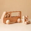 Un coche de juguete de madera con tres personas de madera, una escultura abstracta por Tanaka Isson, destacada en dribble, minimalismo, arte en Instagram, hecho de cartón, minimalista.