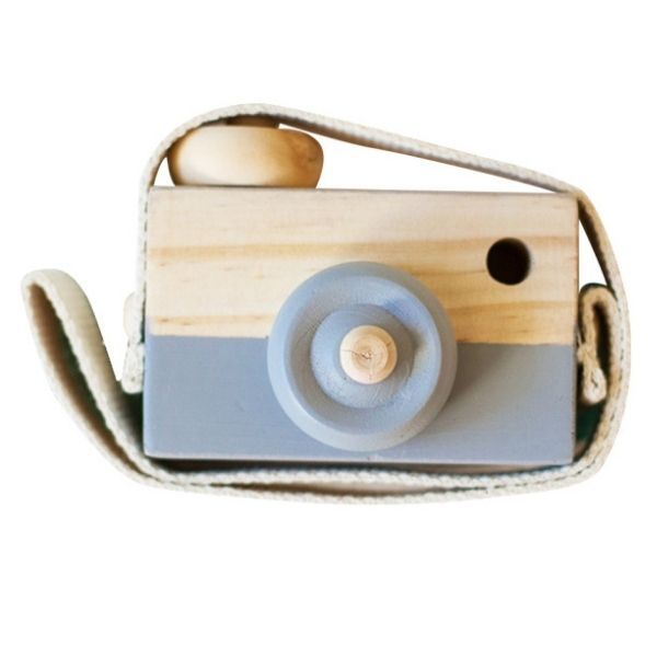 Una pequeña cámara de madera sobre un fondo blanco, una foto polaroid de Jack Smith, ganador del concurso de Pinterest, nueva objetividad, cámara DSLR, lomo, lente fisheye.