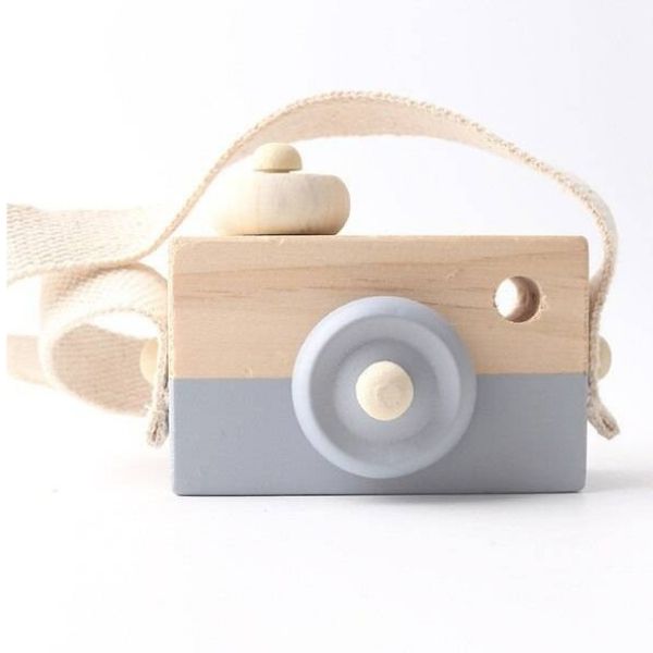 Una cámara de madera con una correa alrededor, una foto polaroid por Chica Macnab, ganadora del concurso de Pinterest, nueva objetividad, cámara DSLR, lomo, foto mate.