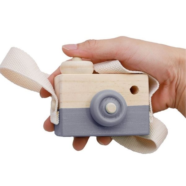 Una persona sosteniendo una cámara de madera en su mano, una foto de stock de Zou Yigui, Shutterstock, Nueva objetividad, cámara DSLR, lente fisheye, lomo.
