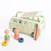 Un autobús de juguete con una tabla de surf en la parte trasera, una naturaleza muerta por Annabel Kidston, destacada en dribble, movimiento kitsch, diorama, hecho de cartón, caprichoso.