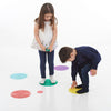 Una niña pequeña y un niño pequeño jugando con un frisbee, un rompecabezas de Toss Woollaston, destacado en dribble, puntillismo cinético, pixel perfecto, patrón repetitivo, trypophobia.